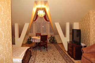 Гостевой дом Ceasar Николаев Двухместный номер Делюкс с 1 кроватью и дополнительной кроватью-1